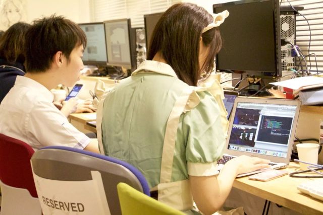 Горничные преподают программирование в Японии