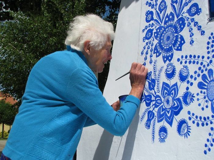 90-летняя старушка превратила деревню в художественную галерею