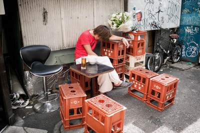 Пьяные японцы, заснувшие в самых неожиданных местах. Фото