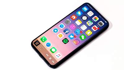 Российские дипломаты предложили английскому корреспонденту полетать на iPhone 