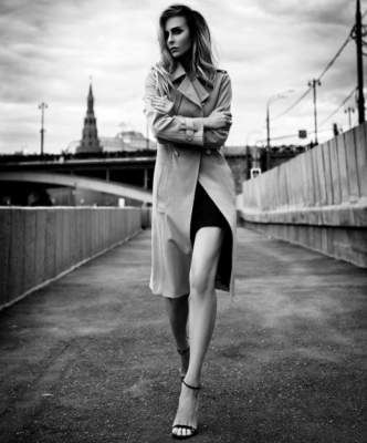 Катя Варнава "засветила" стройные ножки на необычном ретро-снимке