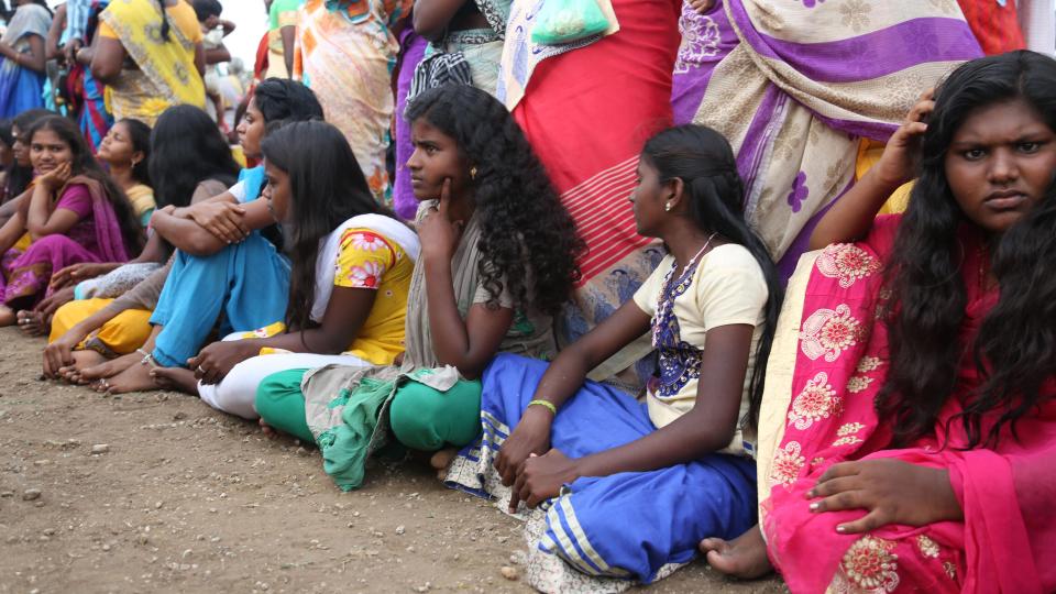 Индийских женщин и девочек избивают хлыстом, избавляя от злых духов и недугов
