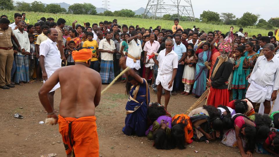 Индийских женщин и девочек избивают хлыстом, избавляя от злых духов и недугов