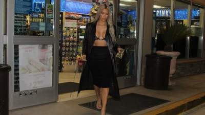 Ким Кардашьян похвасталась роскошной грудью в местном магазине