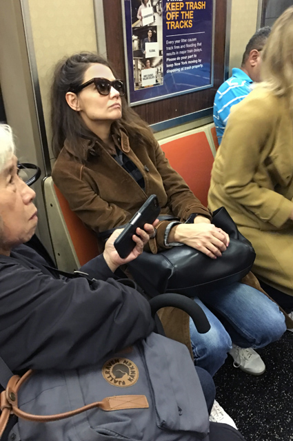 Недовольная Кэти Холмс едет в метро Нью-Йорка