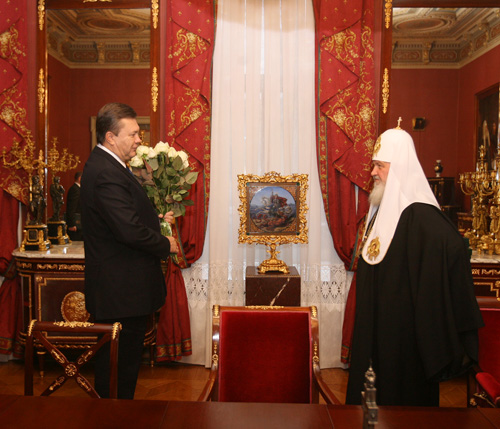 Янукович получит от патриарха Кирилла 50 тысяч долларов