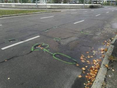 Киевляне придумали забавный способ обратить внимание властей на дорожные ямы