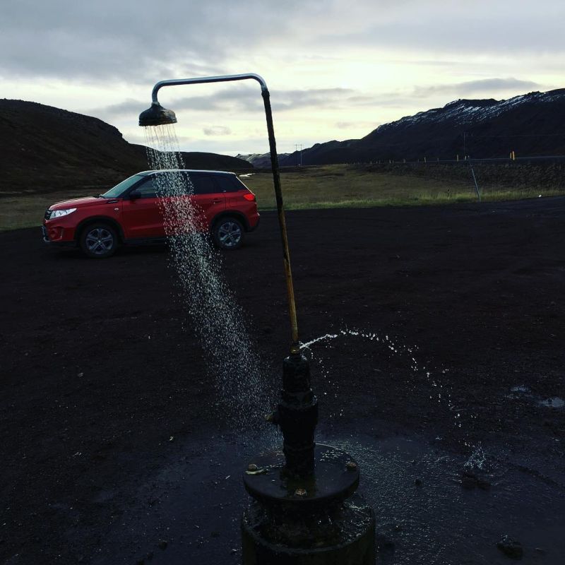 Душ посреди исландской долины