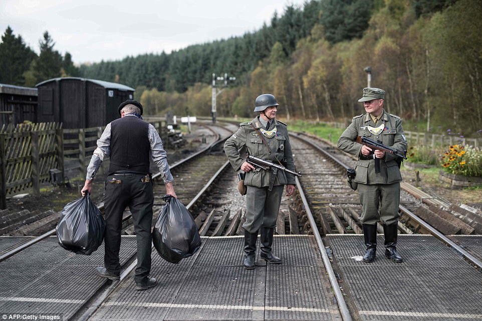Фашисты на железнодорожной станции в Великобритании