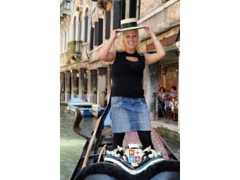 В Венеции появилась первая женщина-гондольер