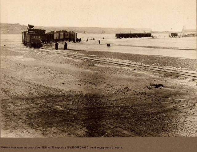 Процесс поднятия паровоза со дна реки Зея, 1911 год. ФОТО