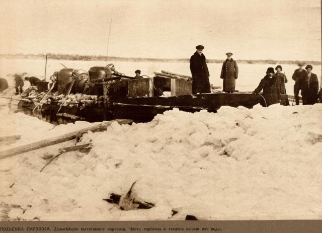 Процесс поднятия паровоза со дна реки Зея, 1911 год