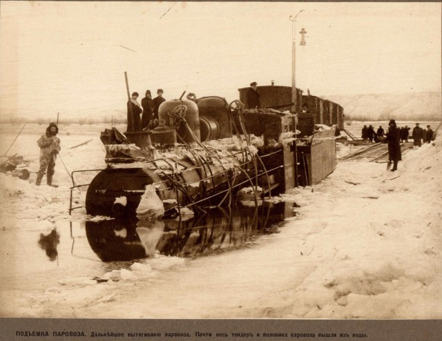 Процесс поднятия паровоза со дна реки Зея, 1911 год