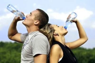 Медики рассказали, что будет, если месяц пить только воду