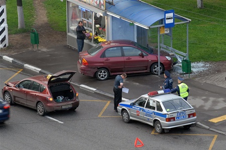 В Киеве автомобиль снес остановку с людьми