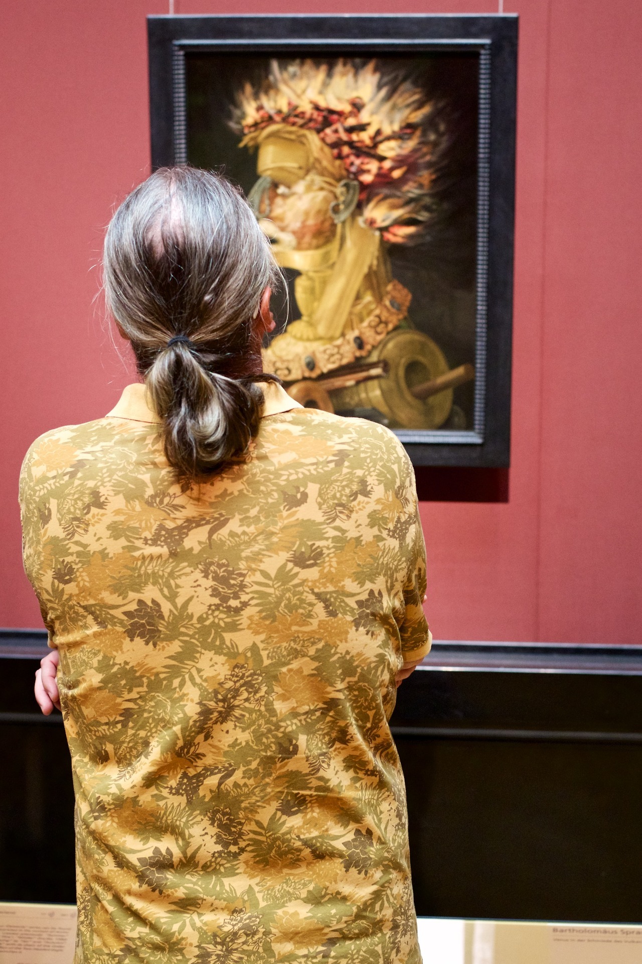 Австриец фотографирует посетителей музеев в сочетании с картинами
