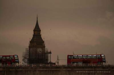 Ураган «Офелия» окрасил небо над Великобританией в необычный цвет. Фото