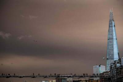 Ураган «Офелия» окрасил небо над Великобританией в необычный цвет. Фото