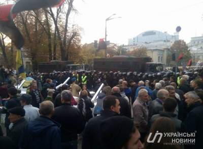 Обстановка под Радой: между полицейскими и митингующими возник новый конфликт. Видео