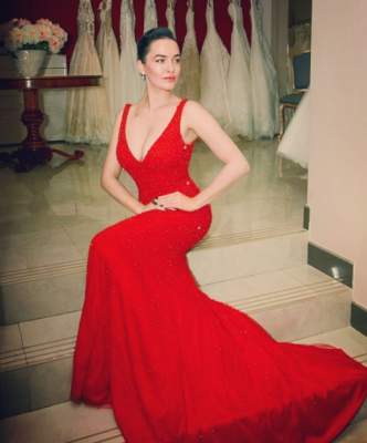 Даша Астафьева показала грудь в новом красном платье