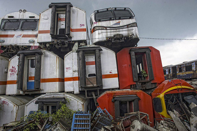 Станция мертвых электричек в Индонезии
