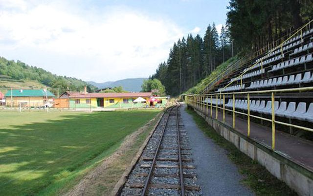 Железная дорога посреди футбольного поля