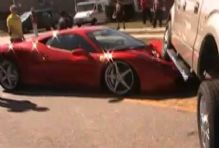 В США лихач на новенькой Ferrari влетел под гигантский джип (Видео)