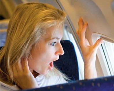 Британские стюардессы рассказали о самых нелепых просьбах пассажиров в самолетах