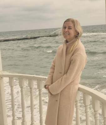 Тоня Матвиенко щеголяла на море в модном пальто