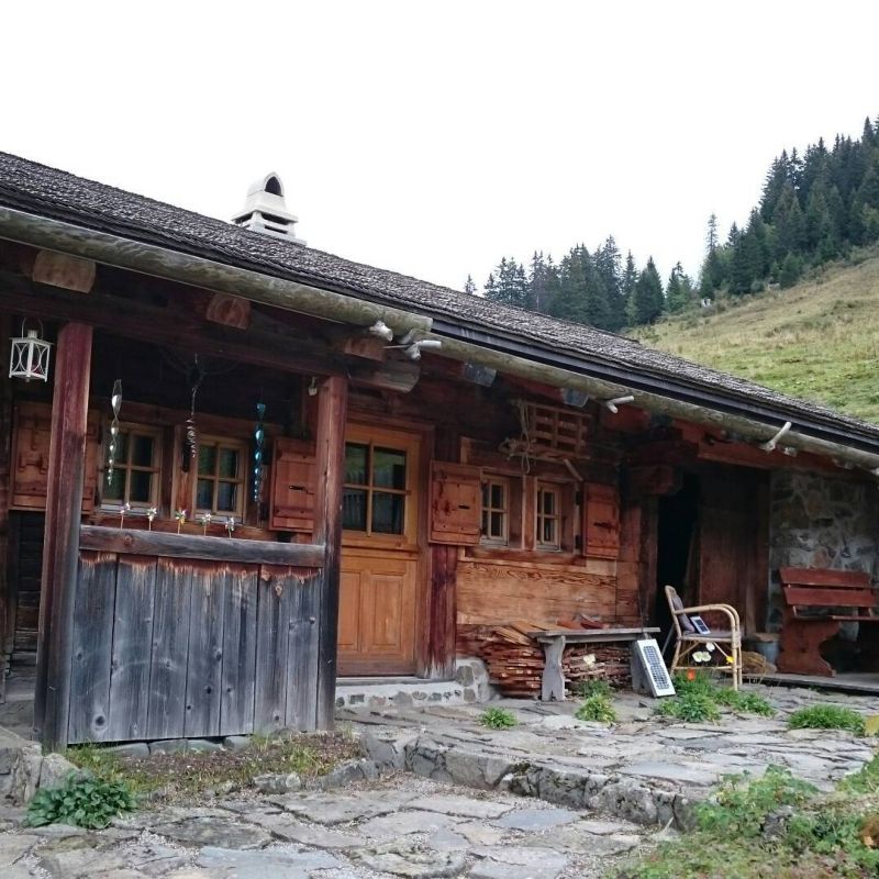 Деревня в Альпах, застрявшая в начале прошлого века