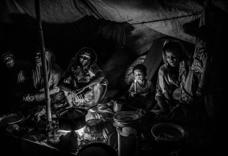 Народ рохинджа бежит из Мьянмы в Бангладеш