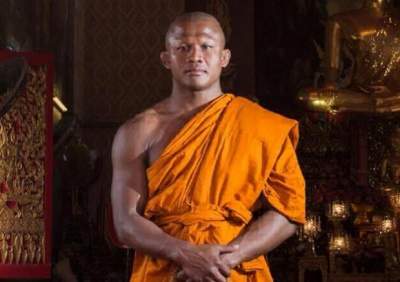 Самый сильный в мире монах стал героем фотожаб