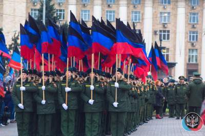 «День траурной тряпки»: соцсети смеются над праздничным шествием в Донецке