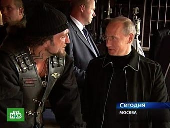 Владимир Путин подарил "Ночным волкам" российский флаг для Севастополя