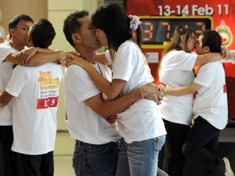 Тайцы установили рекорд длительности поцелуя
