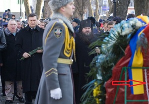 В Харькове венки для Януковича привязали цепями