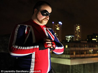 Служащий британского банка объявил себя супергероем