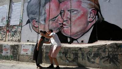 Брежнев отдыхает: на граффити Трамп и Нетаньяху слились в жарком поцелуе
