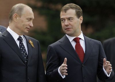 Россияне считают, что Путин и Медведев много говорят и мало делают
