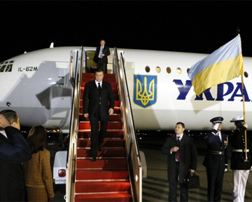 На еду в самолетах Януковича выделили 2,5 миллиона гривен
