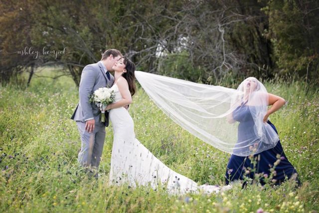 Подружка невесты добавила юмора на свадебные фото