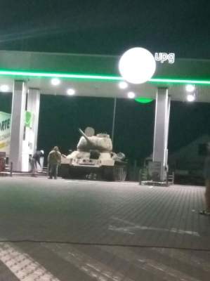 «Полный бак, пожалуйста»: под Киевом танк заехал на автозаправку