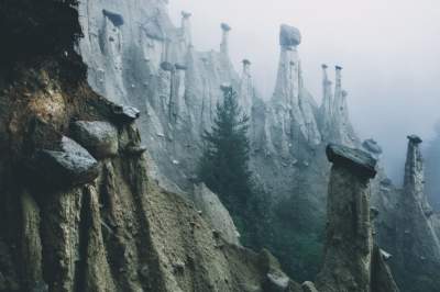 Уникальный памятник природы в итальянских Альпах. Фото