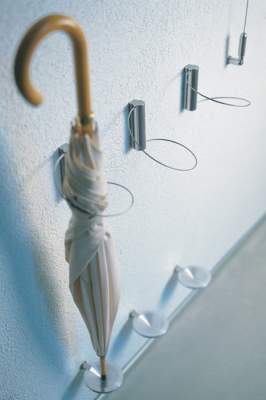 Стильный аксессуар: оригинальные подставки под зонты. Фото