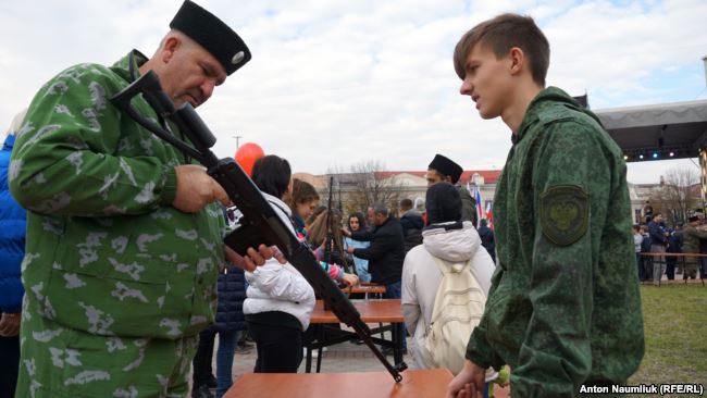 В аннексированном Крыму детям дали в руки автоматы: опубликованы фото
