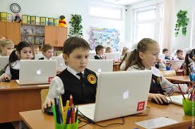 Украинским школьникам вместо учебников придется покупать нетбуки