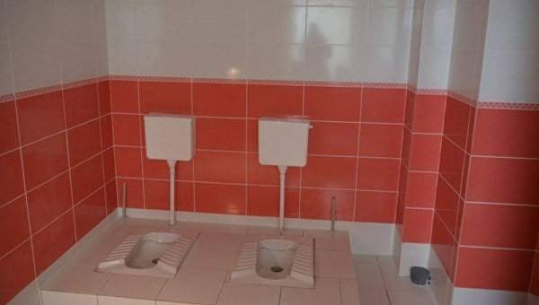 В мариупольской школе сделали советский ремонт туалетов за 1 млн грн (Фото)