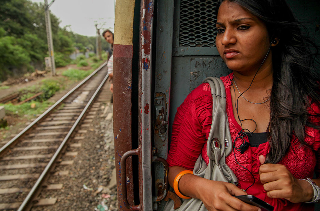 Пикап цыганки. Индийские вагоны. Индийские женщины в поезде. Цыганка в поезде.