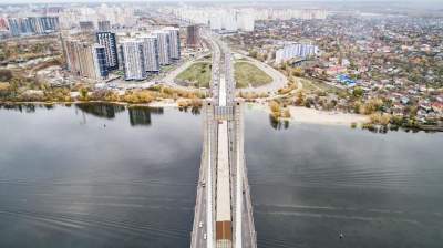 Один из самых масштабных мостов Киева с высоты птичьего полета. Видео 