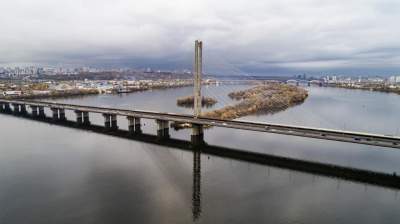 Один из самых масштабных мостов Киева с высоты птичьего полета. Видео 